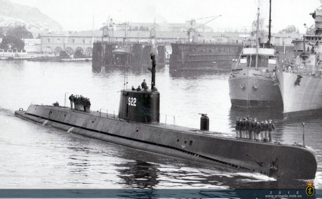 El D-3 a la finalización de su modernización, con un mástil fijo en la parte de proa babor de la vela para una antena de radar. El submarino modernizado tomaría la numeral S-22.